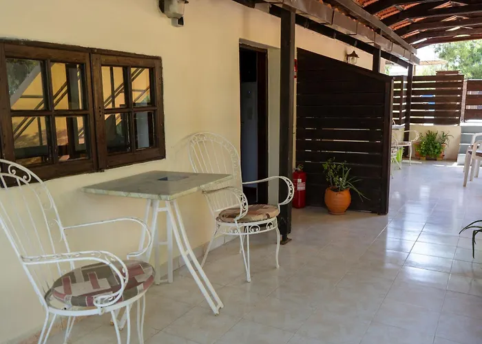 Oasis Beachfront & Apartments, By Zantewize Апартаменты Аликанас