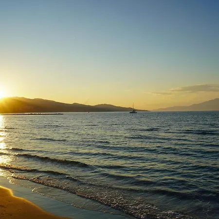 아파트 Oasis Beachfront & Apartments, By Zantewize